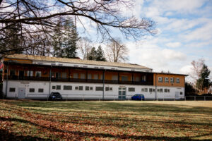 Seite der Rudi-Müller-Turnhalle von Sicht des Wiesenplatzes